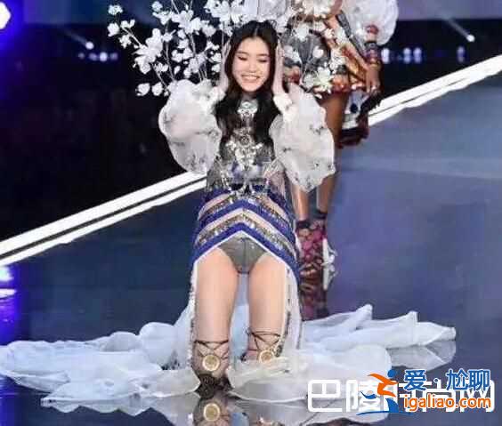 一摔爆紅！維密秀花絮曝光 奚夢瑤摔倒下臺(tái)后崩潰大哭？