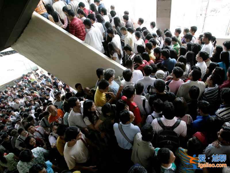 最擁擠城市的真實(shí)寫照：擠到換乘火車都要在車廂上跳著換??？