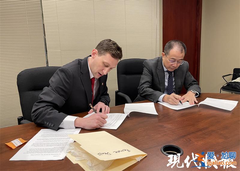 美國典當?shù)昀习鍖⒍?zhàn)相冊捐給中國駐芝加哥總領事館？