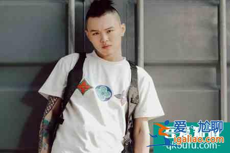 吉克雋逸被陌生男子拍肩尾隨 張瑋評(píng)論遭網(wǎng)友怒對(duì)？
