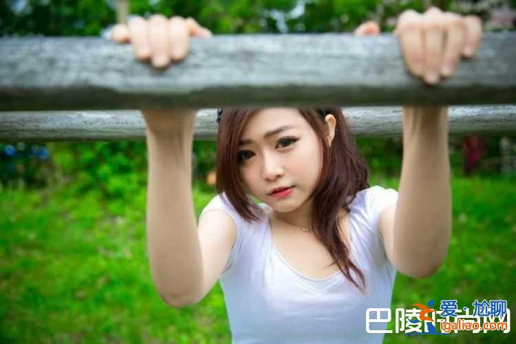 爸爸在我房間裝監(jiān)控 爸爸在我梳妝臺安監(jiān)控？