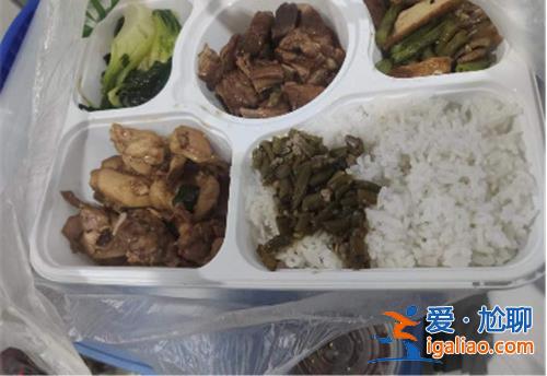 周圍人都有說有笑 伙食還不錯？