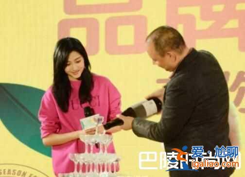 鹿晗女友關(guān)曉彤淡妝美瞳女人味十足 和粉絲擁抱合影超暖心？