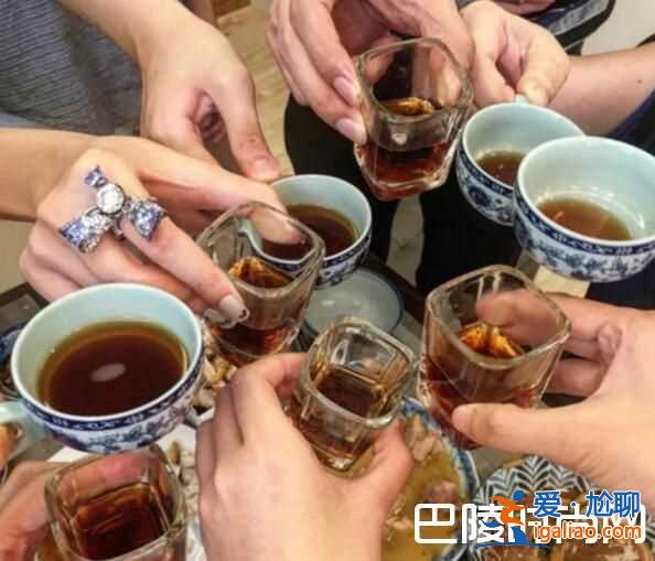 這才是蟹后！安以軒回娘家吃大閘蟹 超大鉆戒搶鏡？