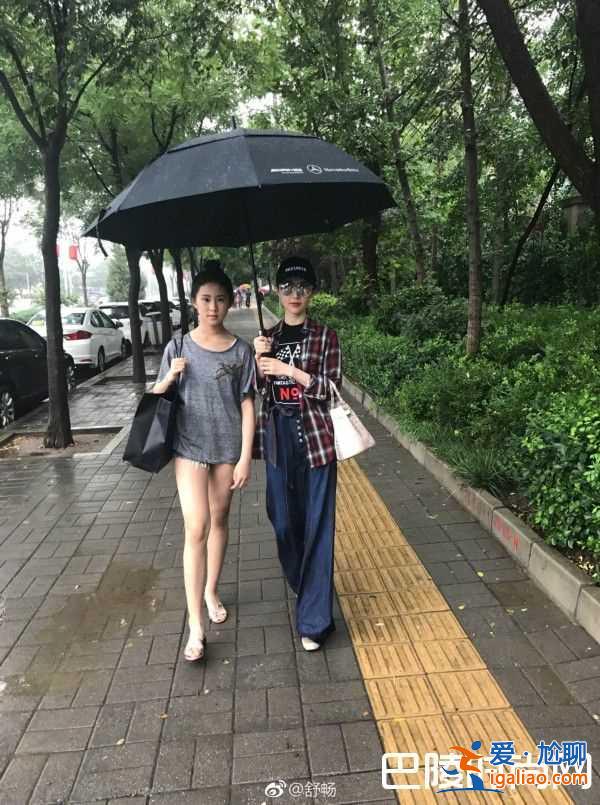 舒暢曬與侄女合照似姐妹花 侄女秀美腿搶鏡？