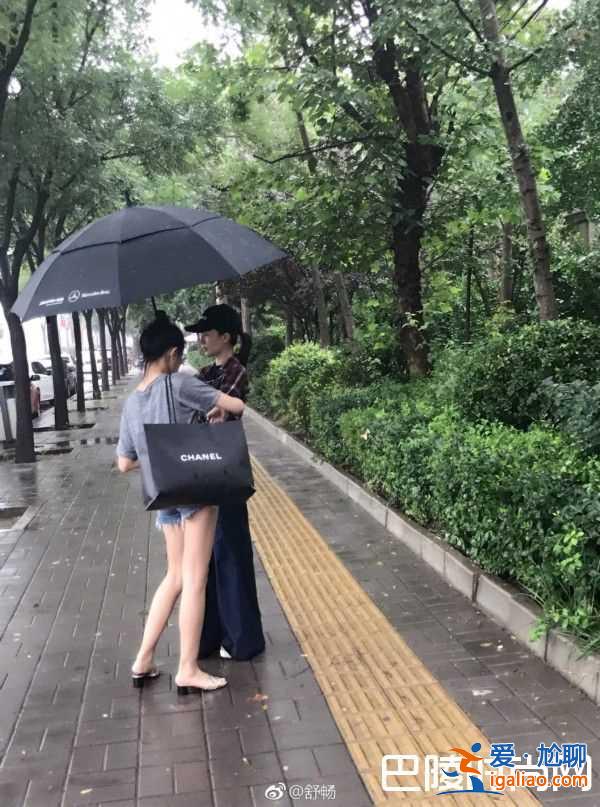 舒暢曬與侄女合照似姐妹花 侄女秀美腿搶鏡？
