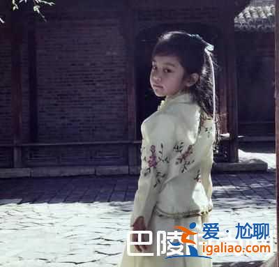 李小璐一家出游甜馨變古典美女 王源親吻甜馨圖片曝光？