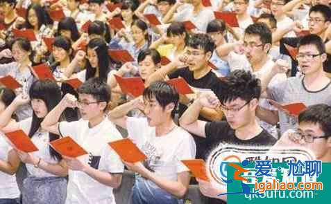 作為大學生黨員如何發(fā)揮先鋒模范作用？