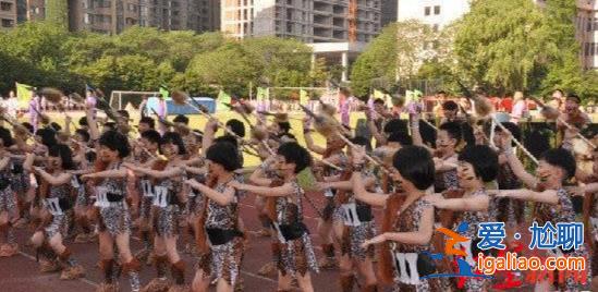 學(xué)校運動會這么卷了？無人機、和平鴿……入場式一個班花上萬？