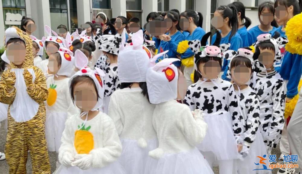 學(xué)校運動會這么卷了？無人機、和平鴿……入場式一個班花上萬？