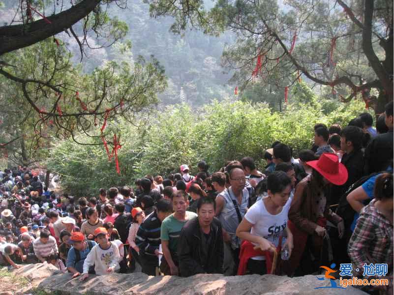 五一前泰山游客爆滿,別再去添“堵”? 五一前泰山游客爆滿,別再去添“堵”?