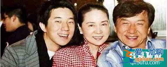 成龍的兒子為什么姓房？