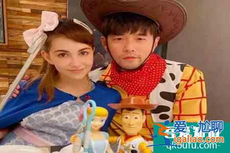 周杰倫全家cos亞當(dāng)斯一家 周杰倫全家扮萬(wàn)圣節(jié)魔女家族？