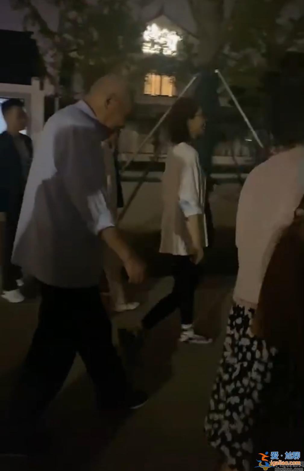 趙又廷帶父母探班高圓圓 夫妻倆穿著樸素
