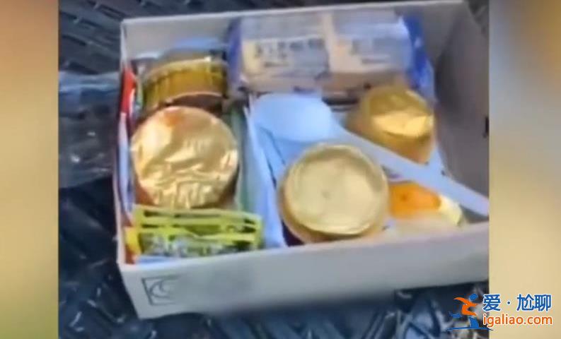 烏軍拿到一盒俄軍糧食一開始非常不屑還嘲諷對方，開箱后表示羨[軍隊(duì)]？