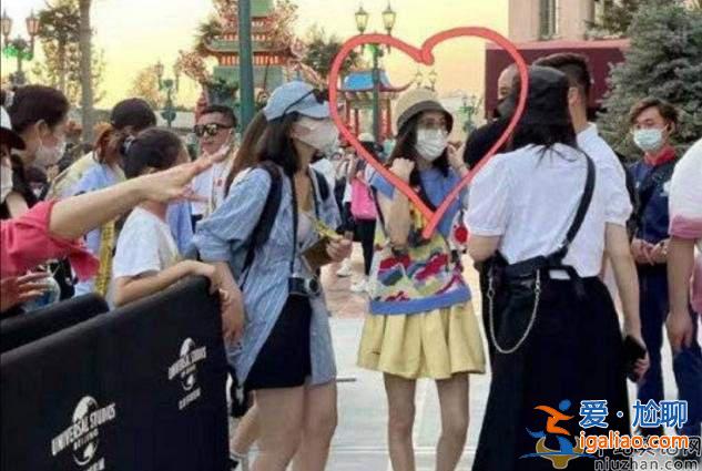 佟麗婭逛游樂園被偶遇 身著短裙雙腿細如竹竿