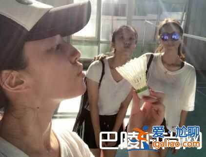 劉亦菲重返校園素顏出鏡 閨蜜搶鏡顏值在線？
