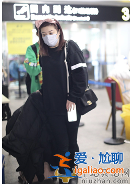 大張偉和妻子劉迎罕見同框 女方背萬元奢侈包 男方穿幾十元衛(wèi)衣