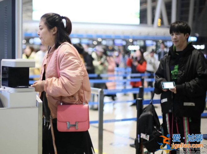 大張偉和妻子劉迎罕見同框 女方背萬元奢侈包 男方穿幾十元衛(wèi)衣