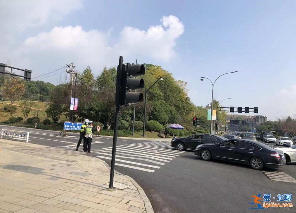濃煙灌滿隧道口？