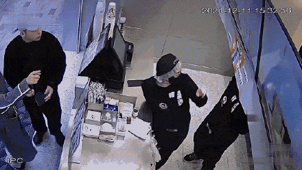 周迅帶緋聞男友卓越回家鄉(xiāng) 與親友一同逛街買奶茶