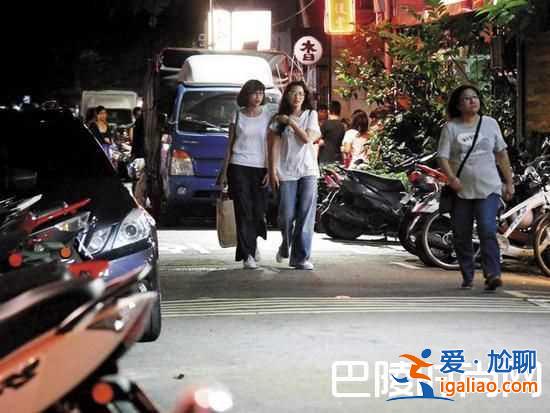 不忍直視！舒淇全素顏現(xiàn)身街頭 戴大框眼鏡自在摳鼻毀形象？