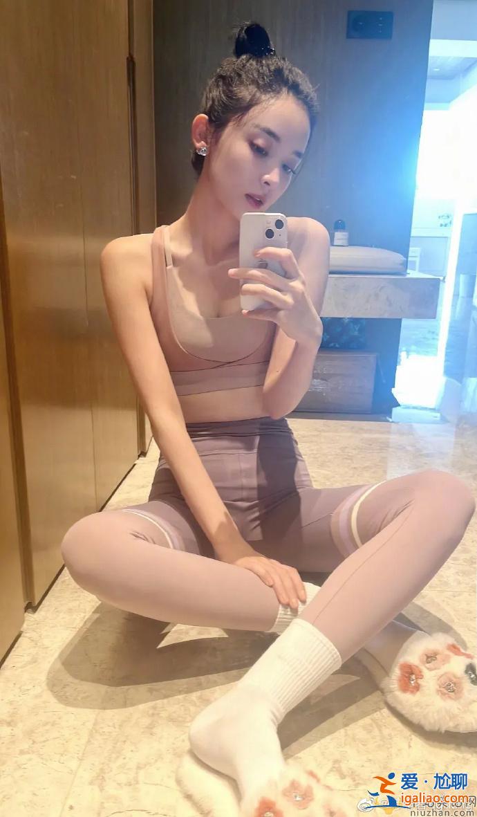 古力娜扎曬出一組健身照 穿緊身衣對著鏡頭自拍美出新高度