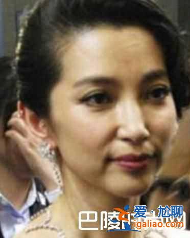 44歲李冰冰被翻譯搶鏡 氣質(zhì)白裙不敵真空火辣女翻譯？