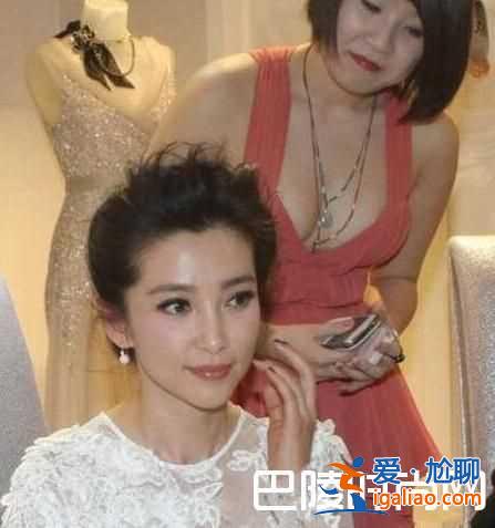 44歲李冰冰被翻譯搶鏡 氣質(zhì)白裙不敵真空火辣女翻譯？