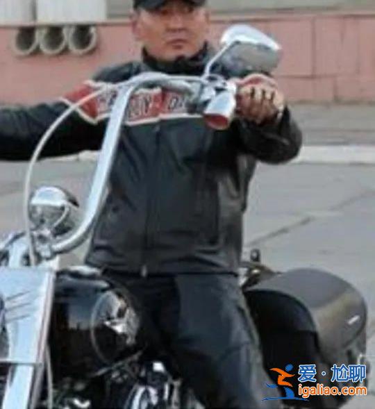 鄰國“硬漢總統(tǒng)”來訪！他的寵妻故事太好嗑了？