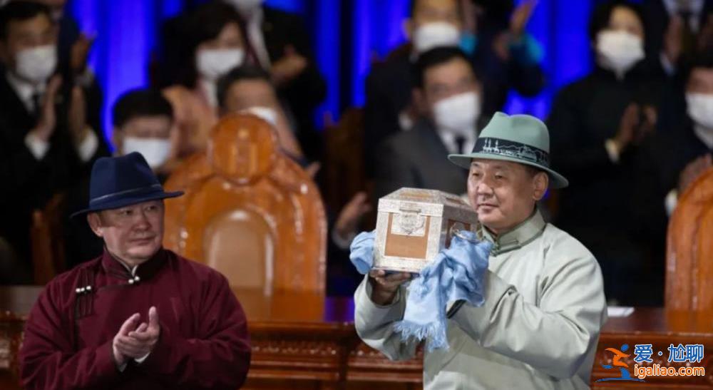 鄰國“硬漢總統(tǒng)”來訪！他的寵妻故事太好嗑了？