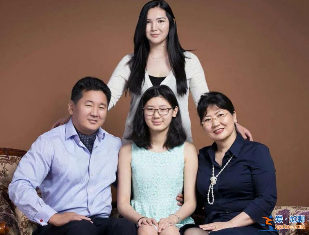鄰國“硬漢總統(tǒng)”來訪！他的寵妻故事太好嗑了？