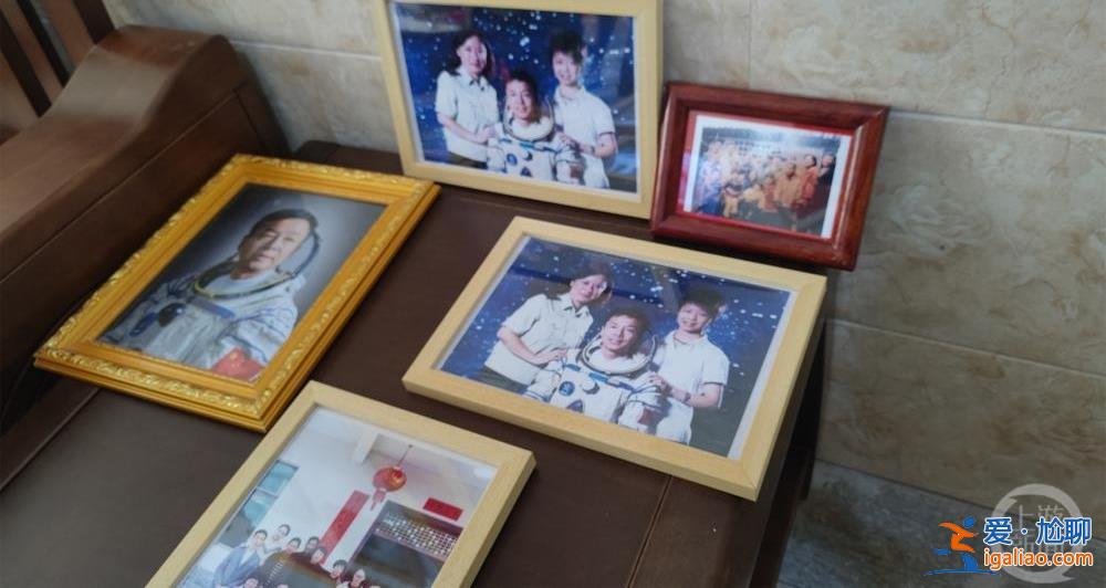 56歲航天員鄧清明飛天 家人激動落淚家鄉(xiāng)煙花燦爛？