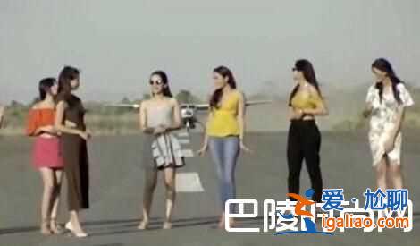 女模在跑道拍片頭頂驚現(xiàn)飛機(jī) 這妖嬈的姿勢(shì)服了？