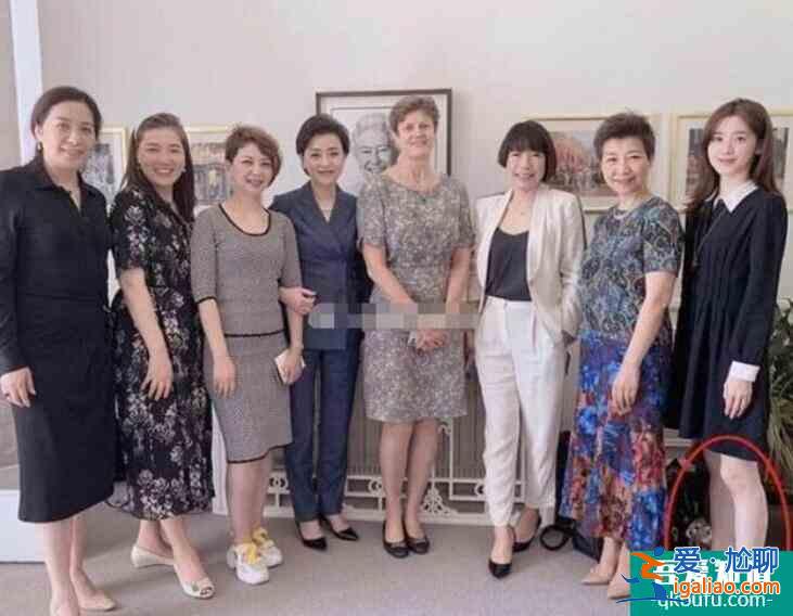 章澤天聚會氣質(zhì)盡失 不再站C位雙腿叉開形象全無？