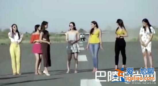 女模在跑道拍片 裙子飛起露丁字褲被看光？