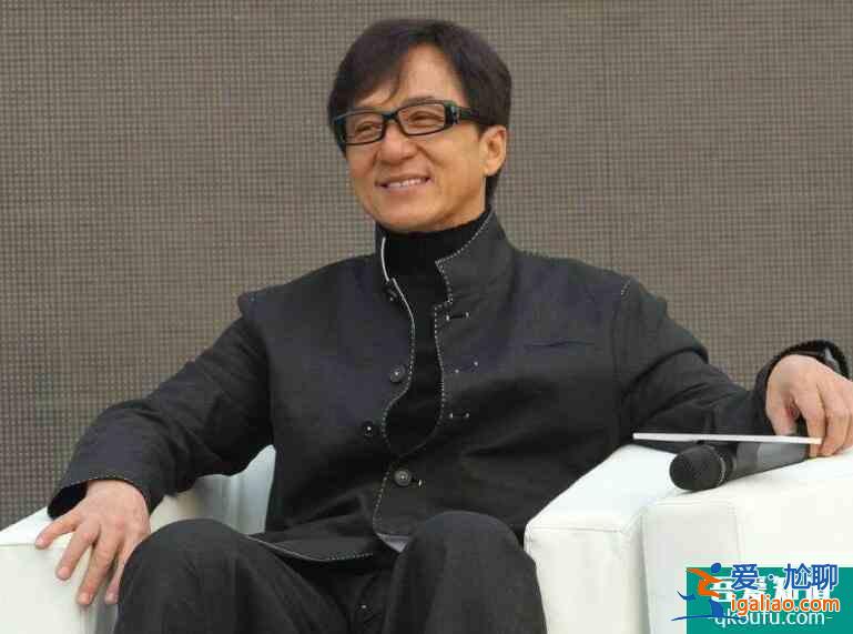 66歲成龍在家跪著擦地板 網(wǎng)友：反差萌實在是太大了？