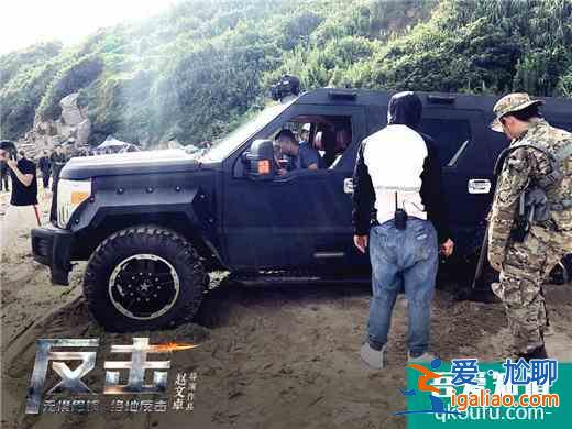 趙文卓時尚硬漢造型亮眼 電影《反擊》順利殺青？