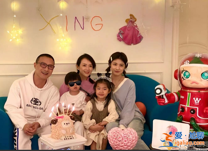 章子怡汪峰破離婚傳言!女方街頭摟抱老公秀恩愛(ài) 頻頻撒嬌似少女