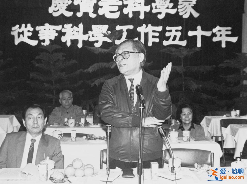 江澤民同志生平照片？