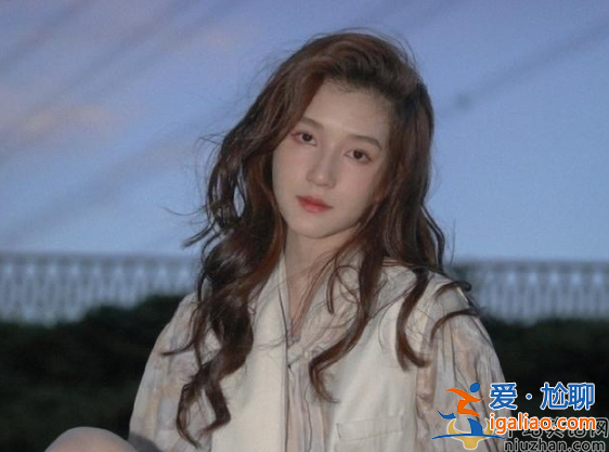 陳思誠(chéng)帶一位紅衣美女與友人聚餐  陳思誠(chéng)新女友身份被扒