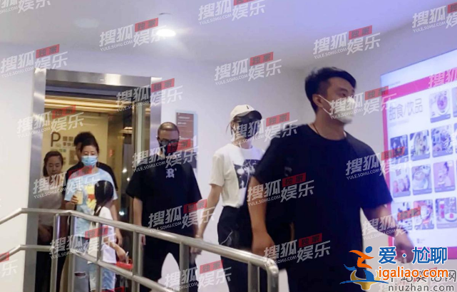 汪峰帶倆女兒逛街 小蘋果腰細(xì)腿長(zhǎng)似超模 醒醒扎小辮太可愛