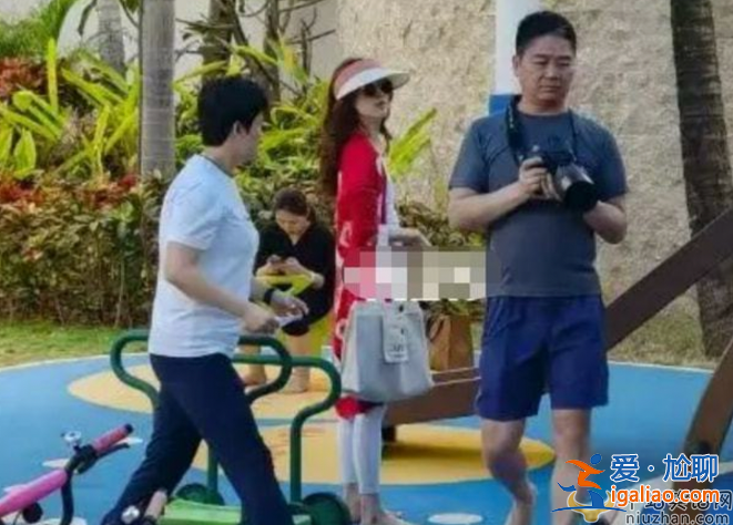 29歲章澤天懷二胎在美待產(chǎn) 劉強(qiáng)東貼身牽手好恩愛 疑似為十月開庭做準(zhǔn)備