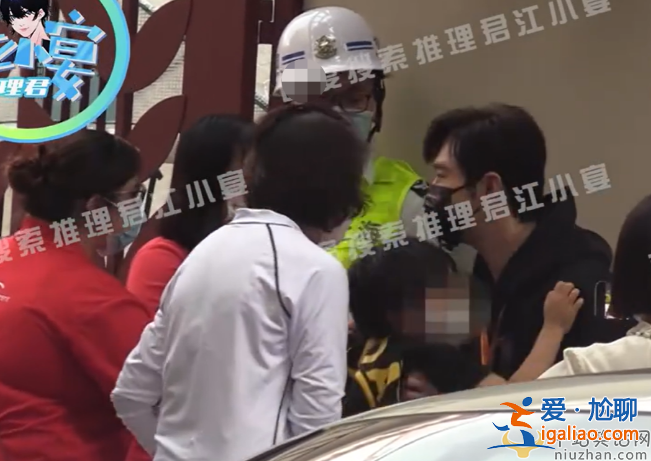 黃曉明接兒子放學(xué)! 與老師熱聊毫無架子 路邊抱娃畫面太有愛引一群大媽圍觀