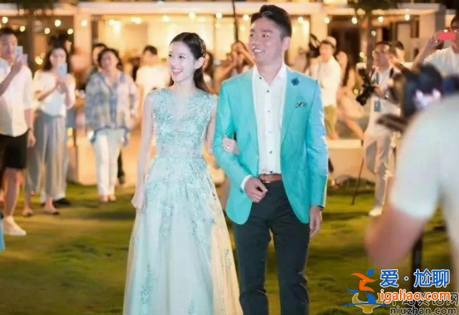 29歲章澤天懷二胎在美待產(chǎn) 劉強(qiáng)東貼身牽手好恩愛 疑似為十月開庭做準(zhǔn)備