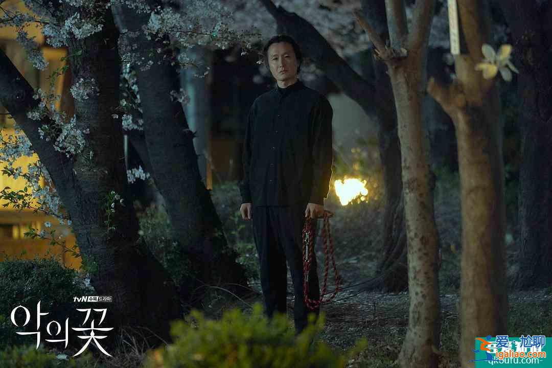 《惡之花》復(fù)播，李準(zhǔn)基“挾持”文采元，崔刑警原來是這樣的人？