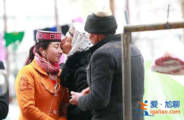 中國一少數(shù)民族，打招呼方式竟是吻嘴唇？