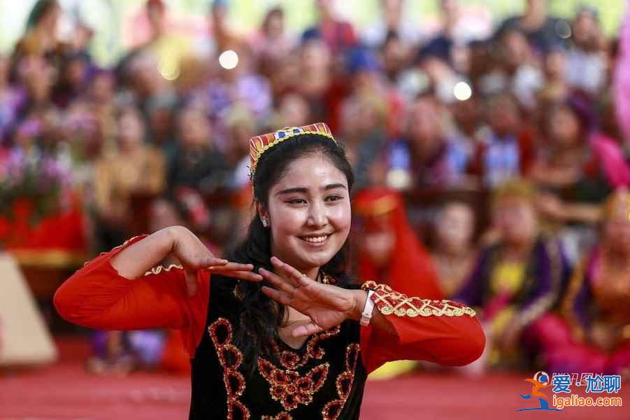 維吾爾族傳統(tǒng)婚禮：新人乘馬車，親友跳舞助興??？