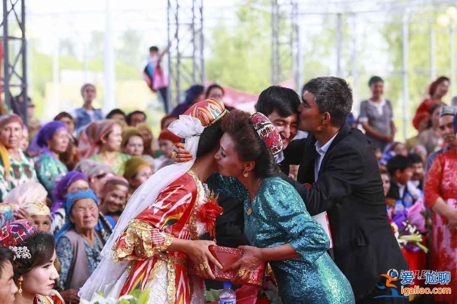 維吾爾族傳統(tǒng)婚禮：新人乘馬車，親友跳舞助興！？
