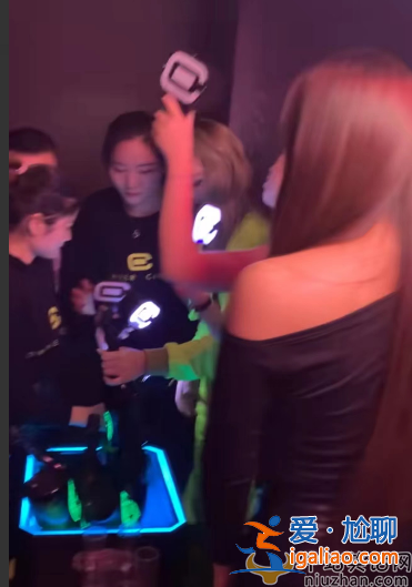 曝小S老公許雅鈞現(xiàn)身夜店 與諸多美女勾肩搭背 舉止親密十分曖昧